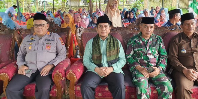 Ketua Umum DDI Sulawesi Selatan Dr. H. A. Aderus (baju Hijau) saat menghadiri Kegiatan DDI